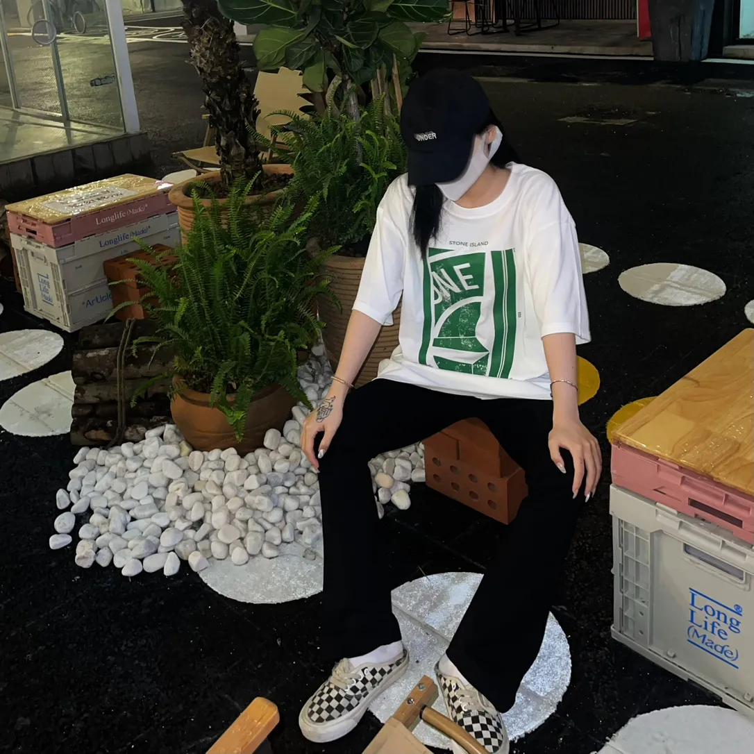 W627#P110💰 [Stone lsland/Stone Island summer new short-sleeved T-shirt with broken printed pattern on the chest] ⚠ ️[Original creation, high control of details] - Made of 260 grams of combed cotton, 32-count double yarn, soft and comfortable to the touch, sweat-absorbent and breathable. - Simple basic and versatile style, original quality, the first choice for couples. - Made in a large factory, four needles and five threads on the shoulder, neatly arranged, high quality workmanship. - Same style for men and women. Very versatile, one piece for everyone, details are clearly visible. Color: Black White Size: M L